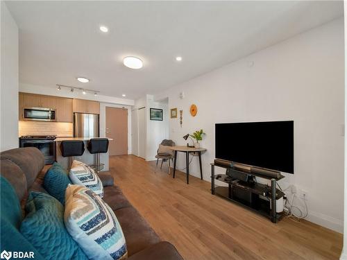 702-58 Lakeside Terrace, Barrie, ON - Indoor Photo Showing Living Room