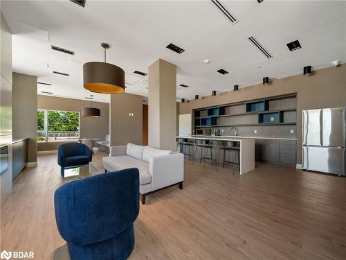 702-58 Lakeside Terrace, Barrie, ON - Indoor Photo Showing Kitchen