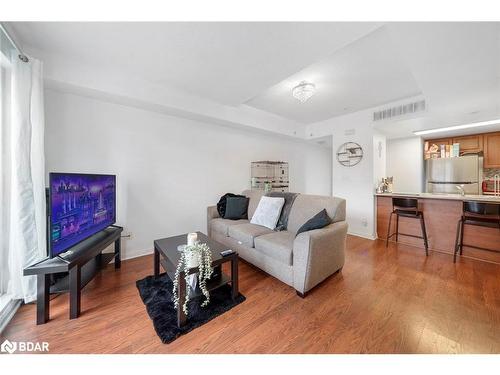 2063-3047 Finch Avenue W, Toronto, ON - Indoor Photo Showing Living Room