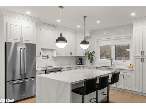 942 Essa Road, Barrie, ON - Indoor Photo Showing Kitchen With Upgraded Kitchen