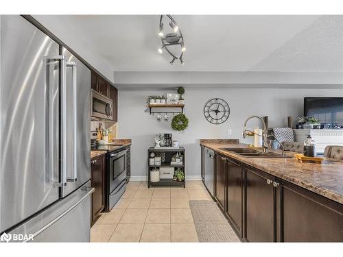 25-137 Sydenham Wells, Barrie, ON - Indoor Photo Showing Kitchen With Stainless Steel Kitchen With Double Sink