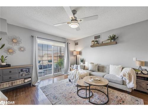 25-137 Sydenham Wells, Barrie, ON - Indoor Photo Showing Living Room