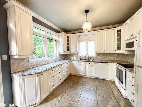 33 Cumming Drive, Barrie, ON - Indoor Photo Showing Kitchen With Upgraded Kitchen