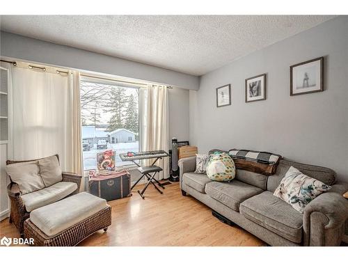 53 Ward Avenue, Oro-Medonte, ON - Indoor Photo Showing Living Room