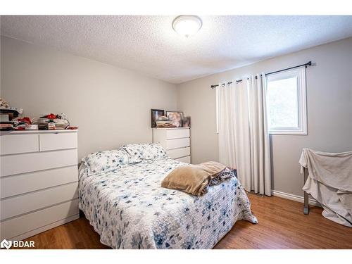 53 Ward Avenue, Oro-Medonte, ON - Indoor Photo Showing Bedroom