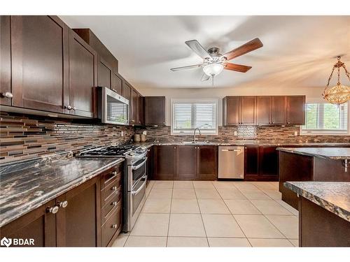 21 Keyzer Drive, Oro-Medonte, ON - Indoor Photo Showing Kitchen With Upgraded Kitchen