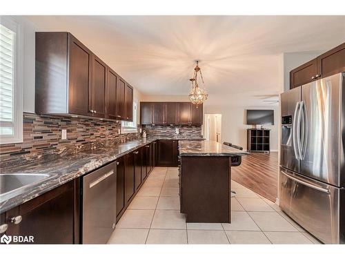 21 Keyzer Drive, Oro-Medonte, ON - Indoor Photo Showing Kitchen With Stainless Steel Kitchen With Upgraded Kitchen