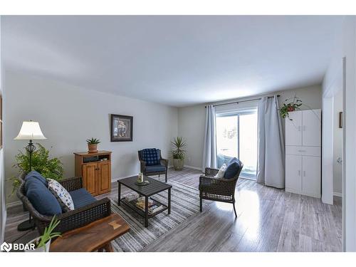 7187 Beach Drive, Washago, ON - Indoor Photo Showing Living Room