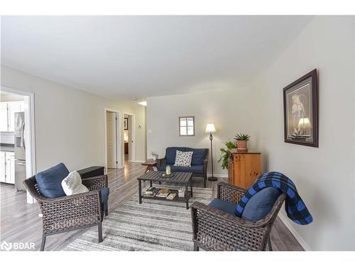 7187 Beach Drive, Washago, ON - Indoor Photo Showing Living Room