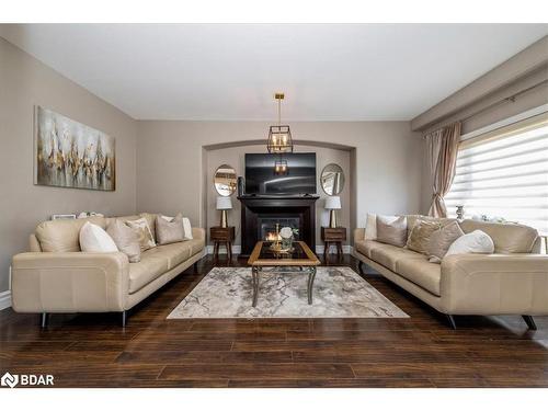 49 Hamilton Drive, Newmarket, ON - Indoor Photo Showing Living Room