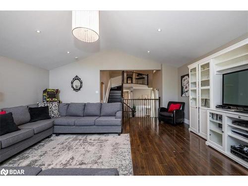 49 Hamilton Drive, Newmarket, ON - Indoor Photo Showing Living Room