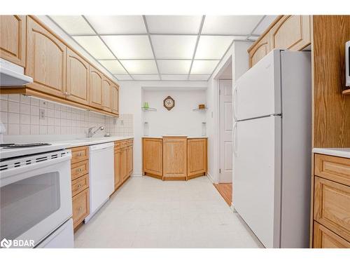 206-181 Collier Street, Barrie, ON - Indoor Photo Showing Kitchen