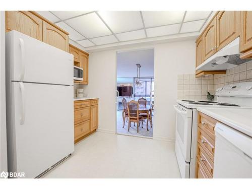 206-181 Collier Street, Barrie, ON - Indoor Photo Showing Kitchen