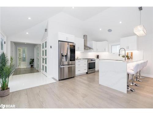 1135 Poplar Drive, Innisfil, ON - Indoor Photo Showing Kitchen With Upgraded Kitchen