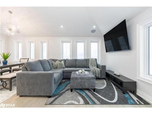 1135 Poplar Drive, Innisfil, ON - Indoor Photo Showing Living Room