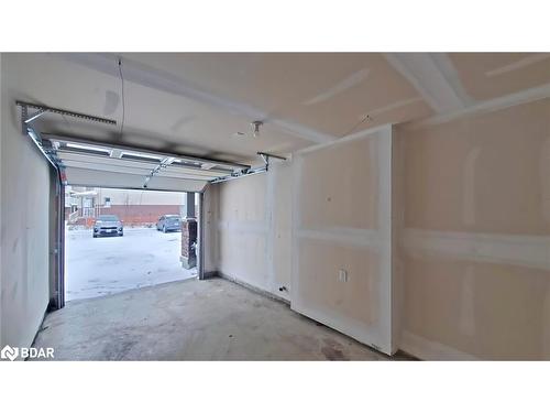 18-755 Linden Drive, Cambridge, ON - Indoor Photo Showing Garage