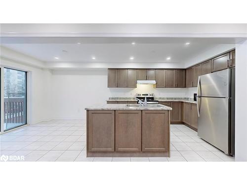 18-755 Linden Drive, Cambridge, ON - Indoor Photo Showing Kitchen