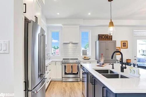 17 Chambery Street, Bracebridge, ON - Indoor Photo Showing Kitchen With Stainless Steel Kitchen With Double Sink With Upgraded Kitchen