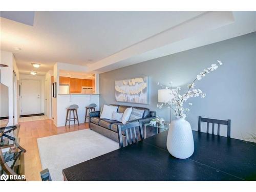 431-700 Humberwood Boulevard, Etobicoke, ON - Indoor Photo Showing Living Room