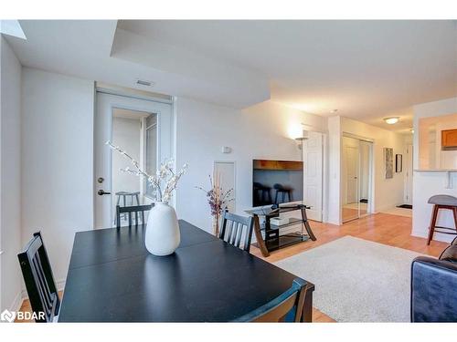 431-700 Humberwood Boulevard, Etobicoke, ON - Indoor Photo Showing Living Room