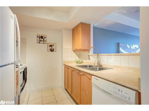 431-700 Humberwood Boulevard, Etobicoke, ON - Indoor Photo Showing Kitchen With Double Sink