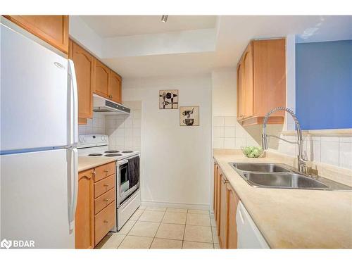 431-700 Humberwood Boulevard, Etobicoke, ON - Indoor Photo Showing Kitchen With Double Sink