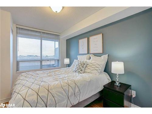 431-700 Humberwood Boulevard, Etobicoke, ON - Indoor Photo Showing Bedroom