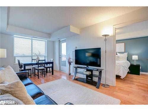 431-700 Humberwood Boulevard, Etobicoke, ON - Indoor Photo Showing Living Room