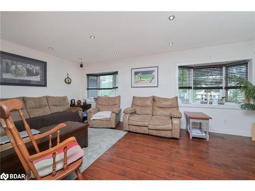 1071 Wood Street, Innisfil, ON - Indoor Photo Showing Living Room