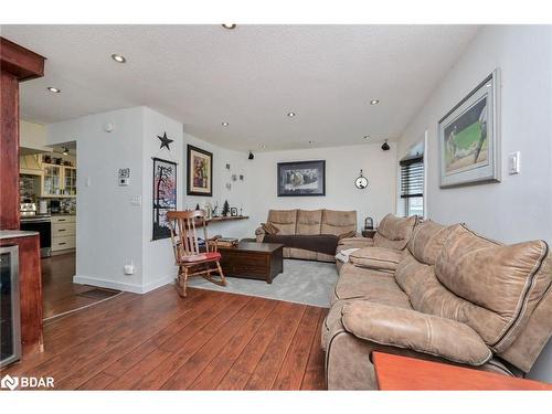 1071 Wood Street, Innisfil, ON - Indoor Photo Showing Living Room