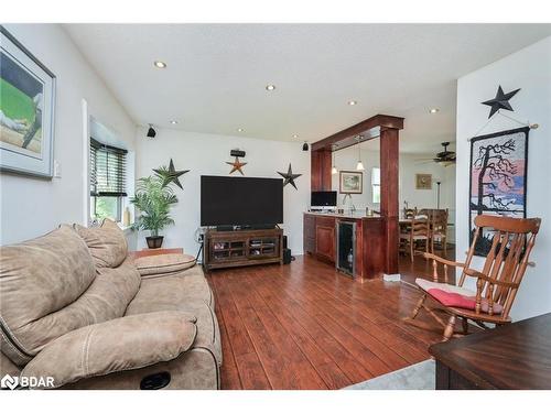 1071 Wood Street, Innisfil, ON - Indoor Photo Showing Living Room