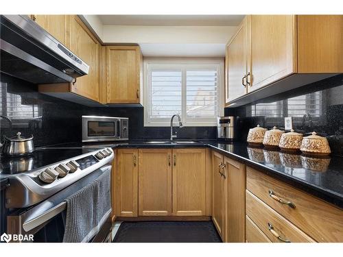 125 Terni Boulevard, Hamilton, ON - Indoor Photo Showing Kitchen With Double Sink