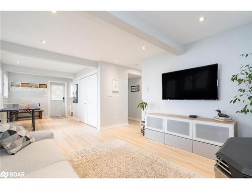 282 Robins Point Road, Tay, ON - Indoor Photo Showing Living Room