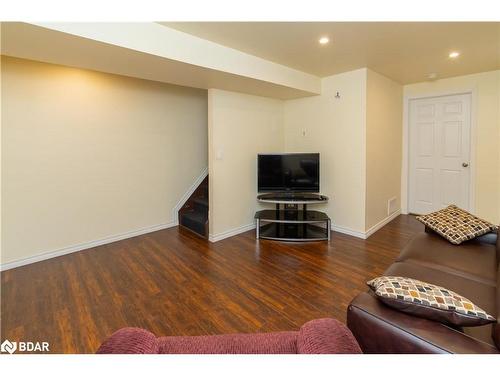 13 Truax Crescent, Essa, ON - Indoor Photo Showing Living Room