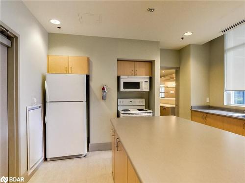 221-58 Marine Parade Drive, Etobicoke, ON - Indoor Photo Showing Kitchen