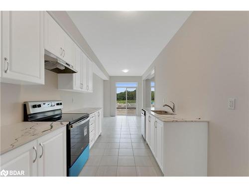 82 Ferragine Crescent, Bradford West Gwillimbury, ON - Indoor Photo Showing Kitchen