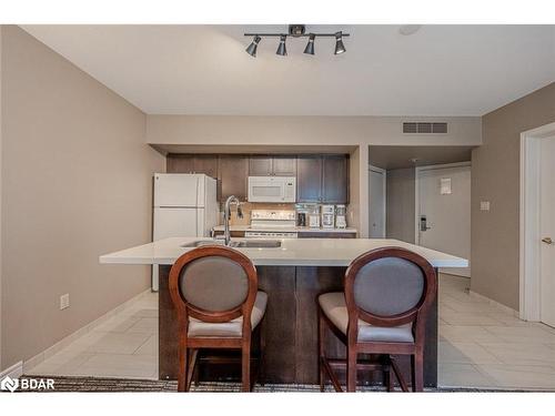 2220-2221-90 Highland Drive, Oro-Medonte, ON - Indoor Photo Showing Kitchen