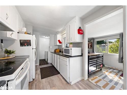 15 Maple Court, Innisfil, ON - Indoor Photo Showing Kitchen