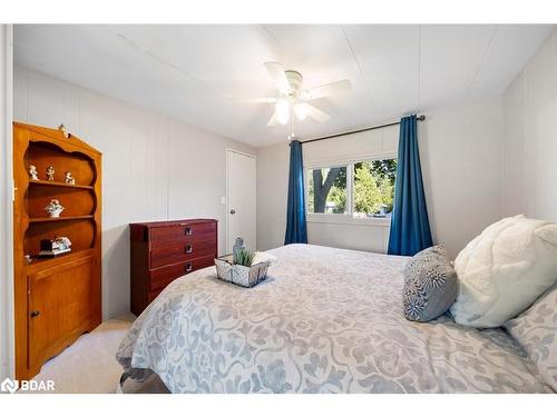 15 Maple Court, Innisfil, ON - Indoor Photo Showing Bedroom