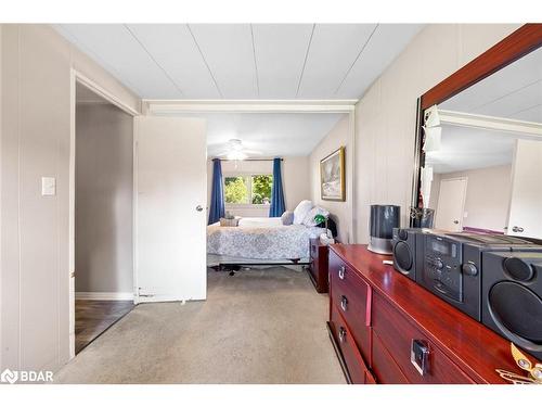 15 Maple Court, Innisfil, ON - Indoor Photo Showing Bedroom