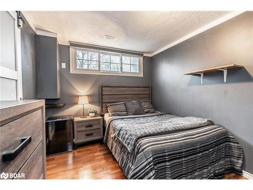 851 9Th Line, Innisfil, ON - Indoor Photo Showing Bedroom