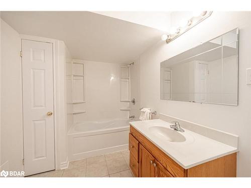 15 Seline Crescent, Barrie, ON - Indoor Photo Showing Bathroom