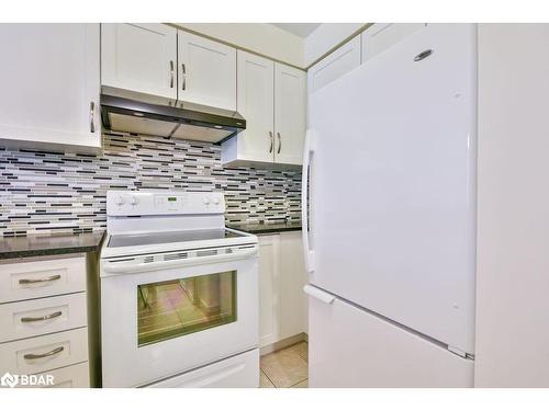 908-140 Dunlop Street E, Barrie, ON - Indoor Photo Showing Kitchen