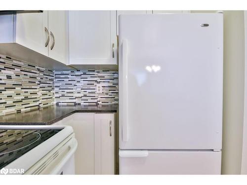 908-140 Dunlop Street E, Barrie, ON - Indoor Photo Showing Kitchen