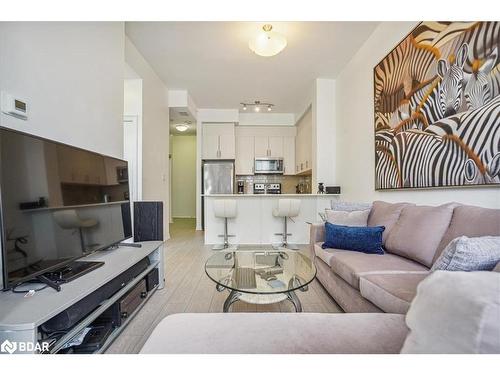 Ph-02-111 Worsley Street, Barrie, ON - Indoor Photo Showing Living Room