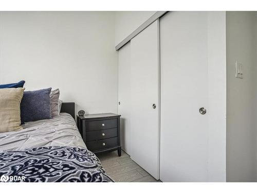 Ph-02-111 Worsley Street, Barrie, ON - Indoor Photo Showing Bedroom