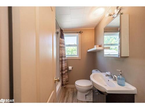 2139 Adjala-Tecumseth Townline, Tottenham, ON - Indoor Photo Showing Bathroom