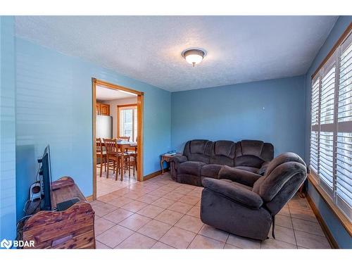 2139 Adjala-Tecumseth Townline, Tottenham, ON - Indoor Photo Showing Living Room