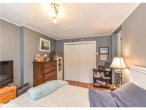 3442 Beachview Avenue, Cumberland, ON - Indoor Photo Showing Bedroom