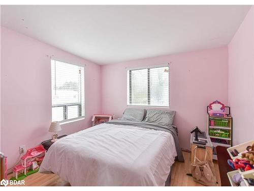 3442 Beachview Avenue, Cumberland, ON - Indoor Photo Showing Bedroom